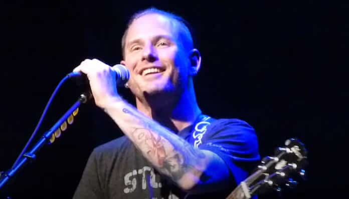 Corey Taylor cantando