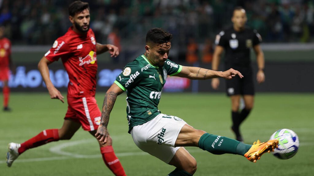 O jogador Artur, da SE Palmeiras, em jogo contra a equipe do Red Bull Bragantino, em partida válida pelo Campeonato Brasileiro, no Allianz Parque. (Foto: César Greco)