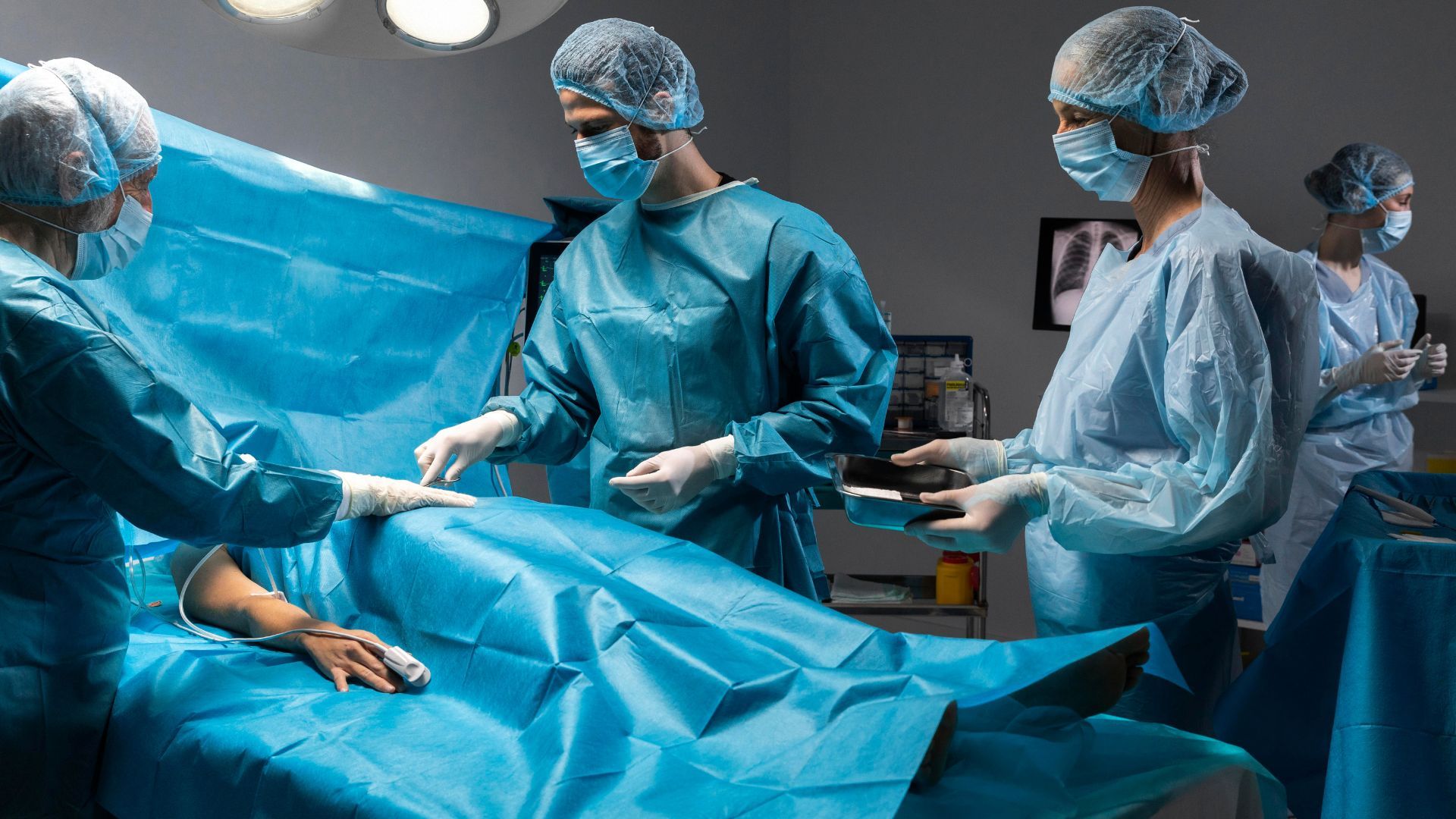 Sala de cirurgia com profissionais realizando uma operação.