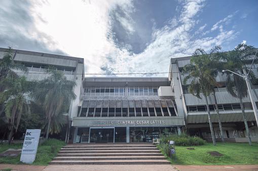 A Unicamp possui três campi: Campinas, Piracicaba e Limeira.