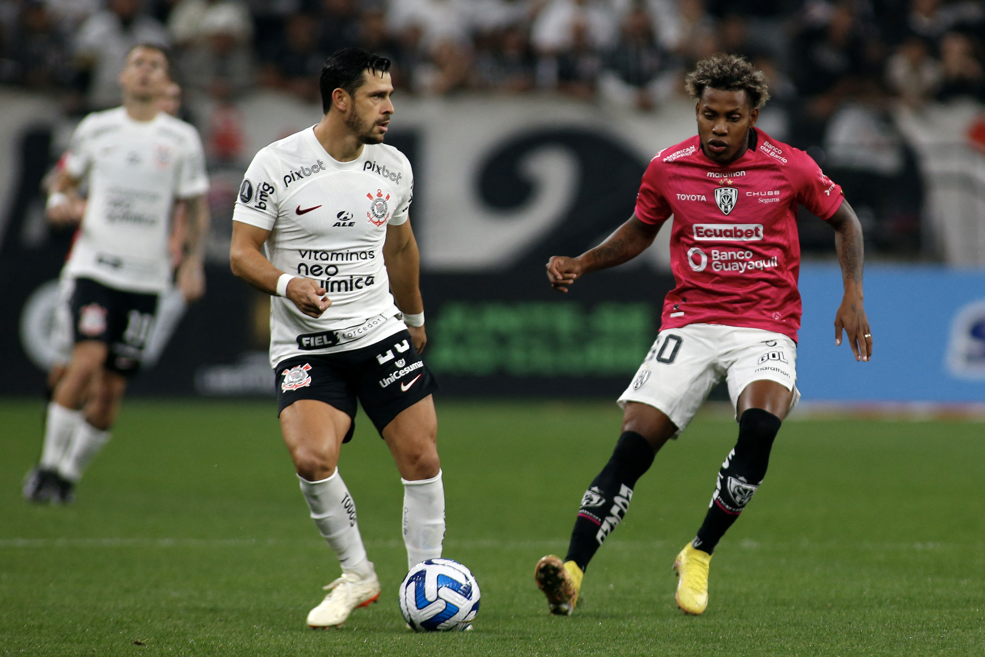 Giuliano e Julio Ortiz em ação em Corinthians x Del Valle