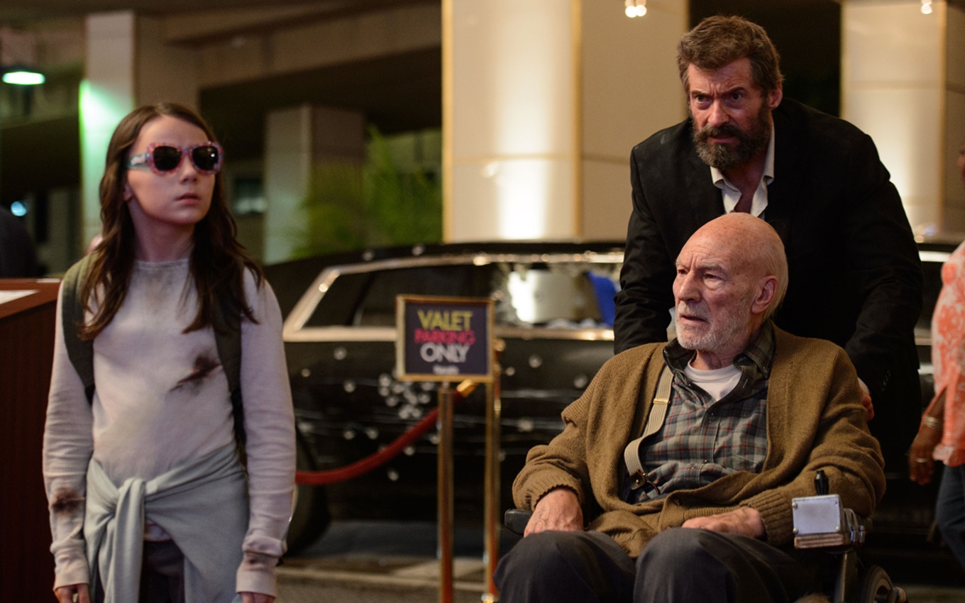 Dafne Keen, Hugh Jackman e Patrick Stewart em cena de Logan