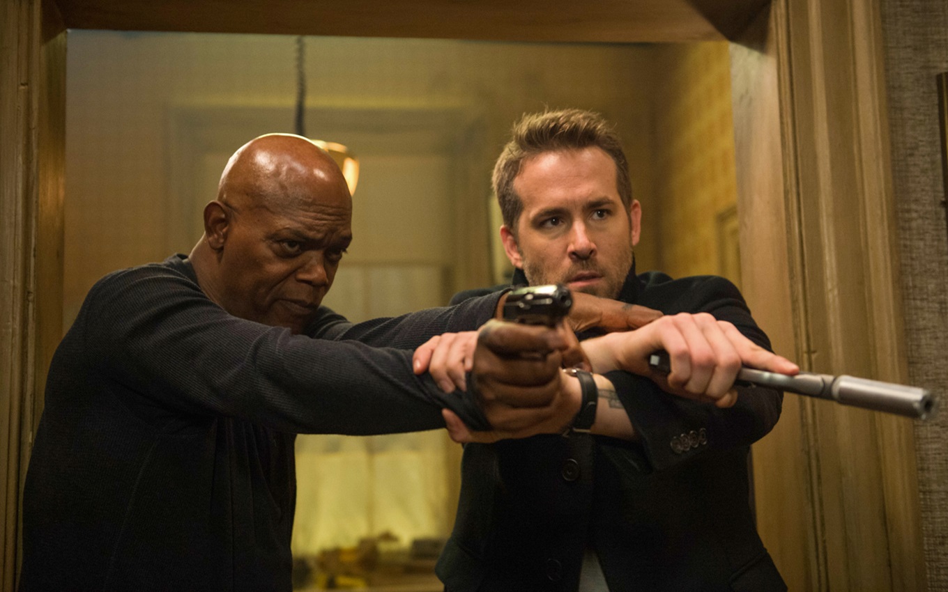 Samuel L. Jackson e Ryan Reynolds em cena de Dupla Explosiva