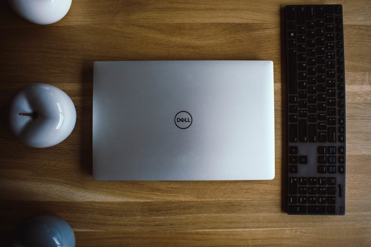 Um Notebook Dell está fechado em cima da mesa de escritório