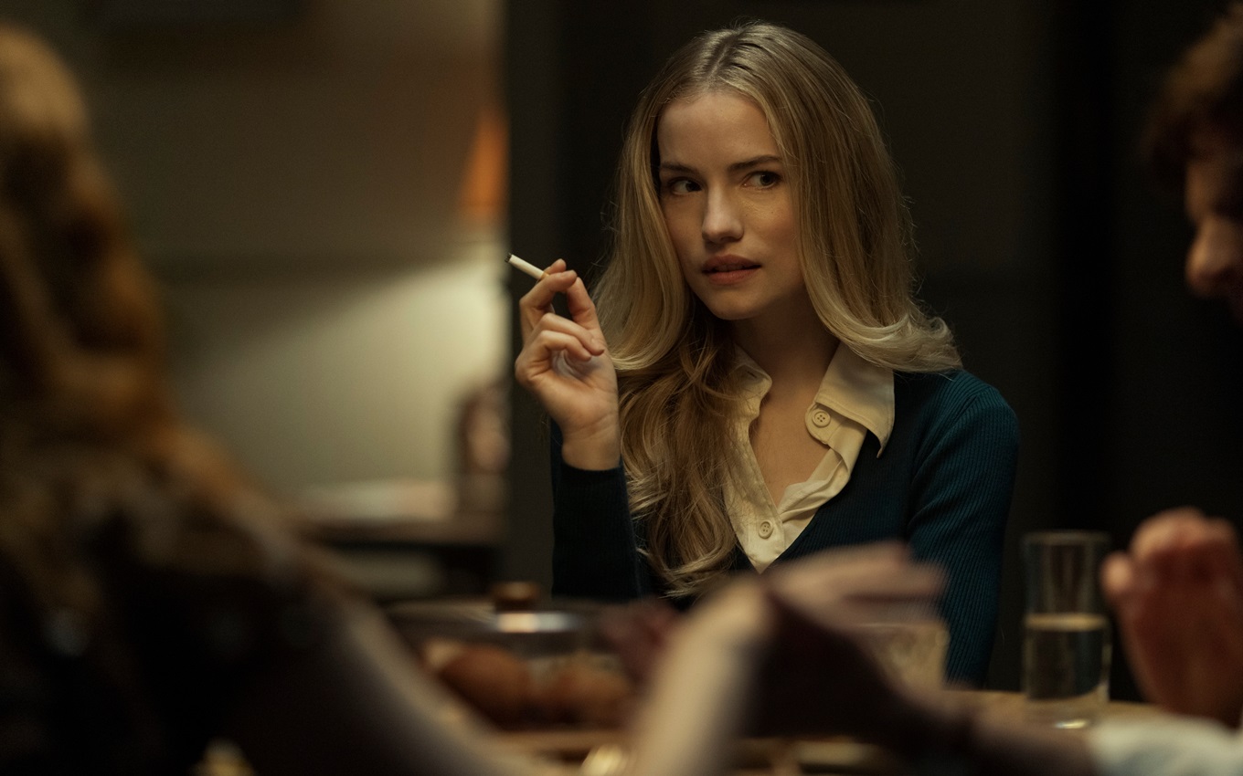 Willa Fitzgerald em cena de A Queda da Casa de Usher