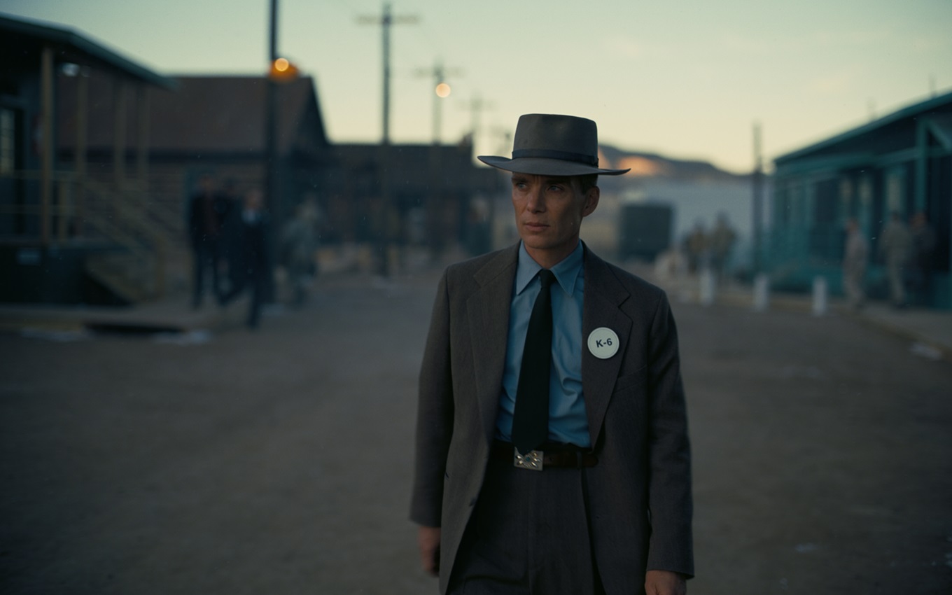 Cillian Murphy em cena de Oppenheimer