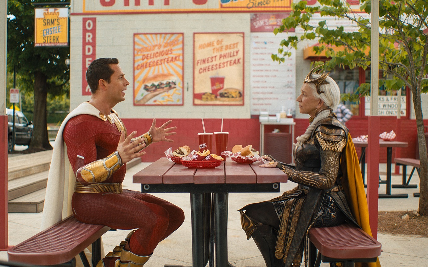 Zachary Levi e Helen Mirren em cena de Shazam! Fúria dos Deuses