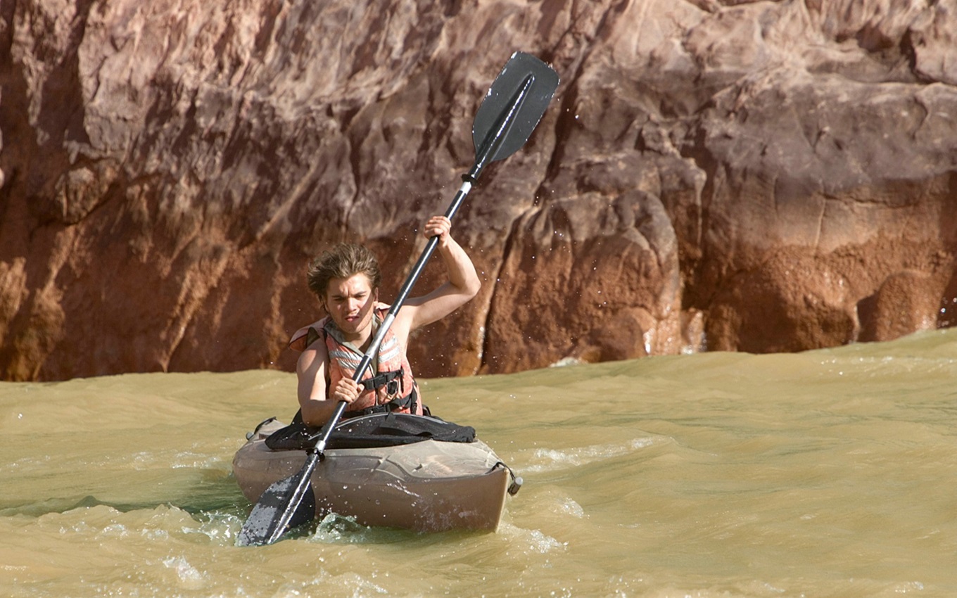 Emile Hirsch em cena de Na Natureza Selvagem