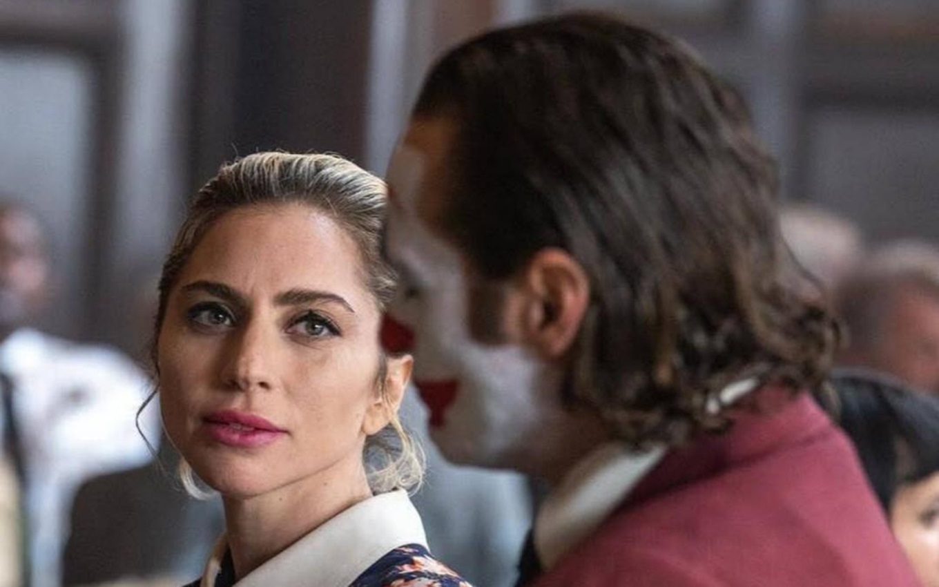 Lady Gaga e Joaquin Phoenix em cena de Coringa 2