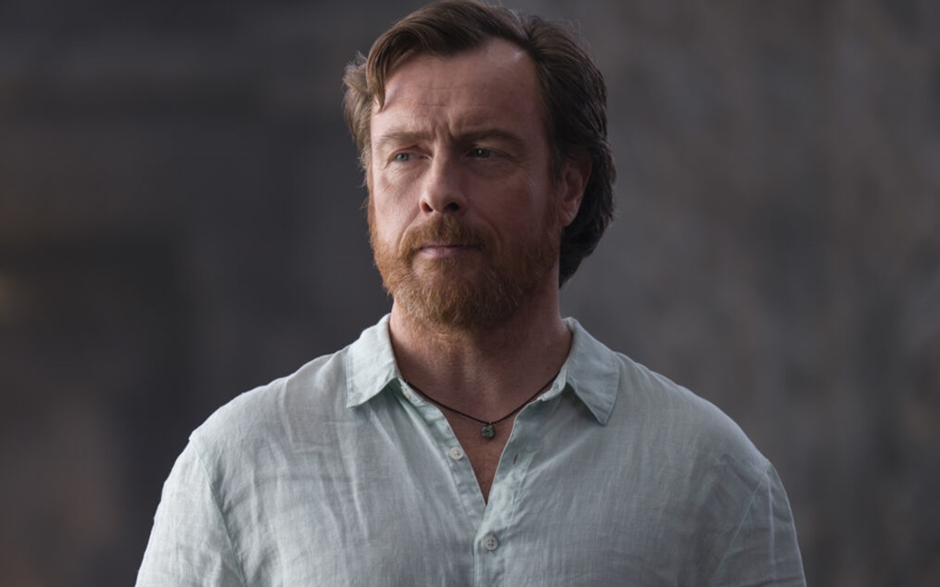 Toby Stephens em cena de Percy Jackson e os Olimpianos