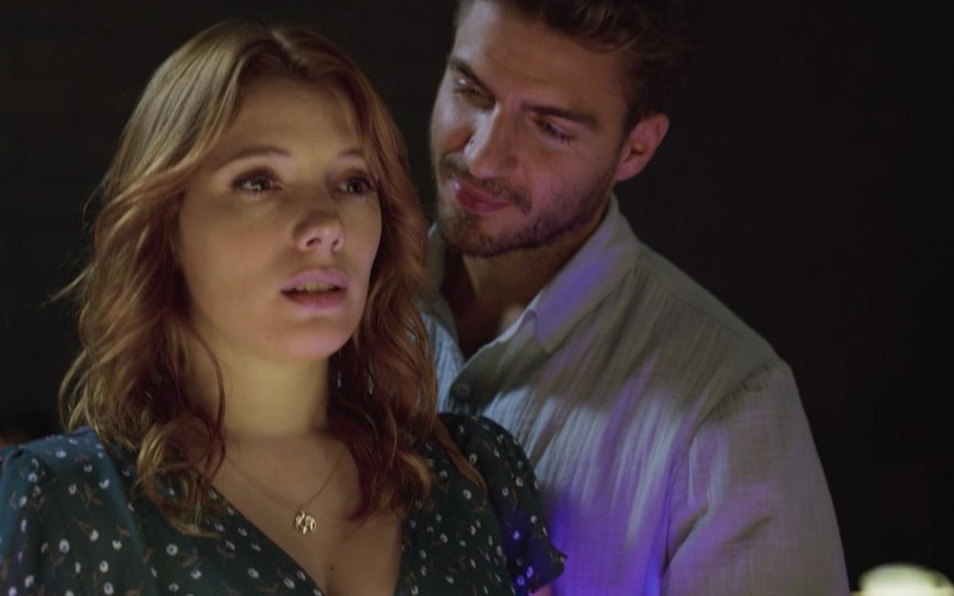 Diana Gómez e Maxi Iglesias em cena de Valéria