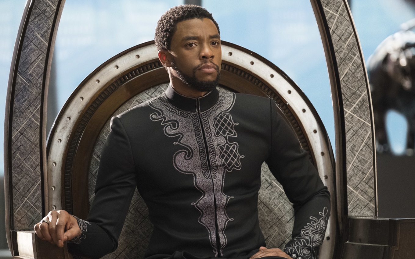 Chadwick Boseman em cena de Pantera Negra, filme de maior bilheteria do seu ano