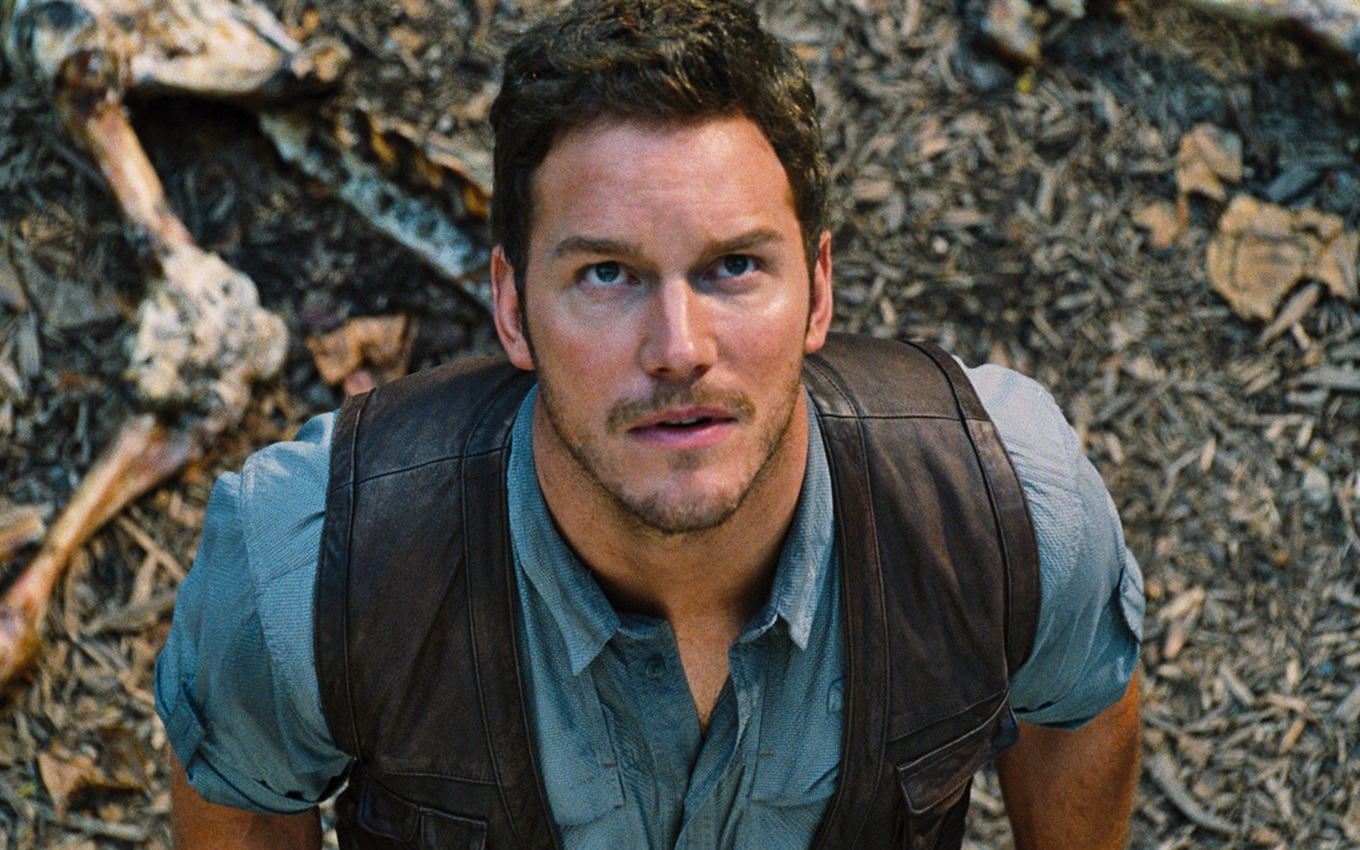 Chris Pratt em cena de Jurassic World: O Mundo dos Dinossauros, filme de maior bilheteria do seu ano