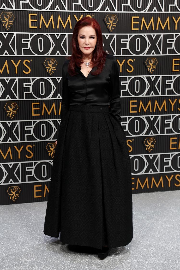 Priscilla Presley chega ao 75º Emmy Awards