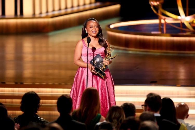 Quinta Brunson recebendo seu prêmio no 75º Emmy Awards 