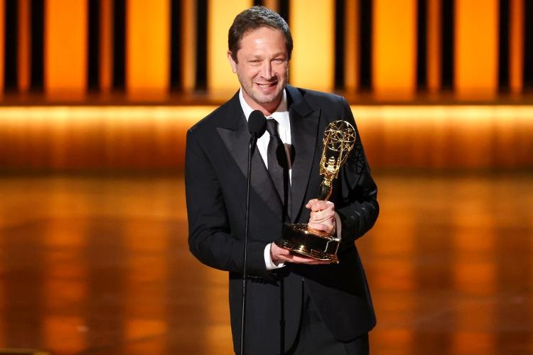 Ebon Moss-Bachrach com seu prêmio no 75 Emmy Awards