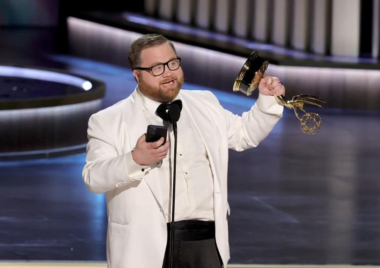 Paul Walter Hauser com seu prêmio no 75º Emmy Awards