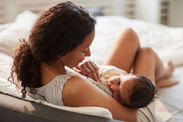 Mãe amamentando seu bebê.