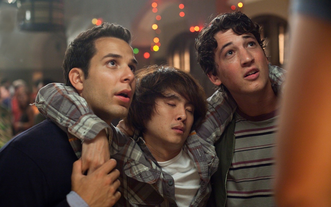 Skylar Astin, Justin Chon e Miles Teller em cena de Finalmente 18