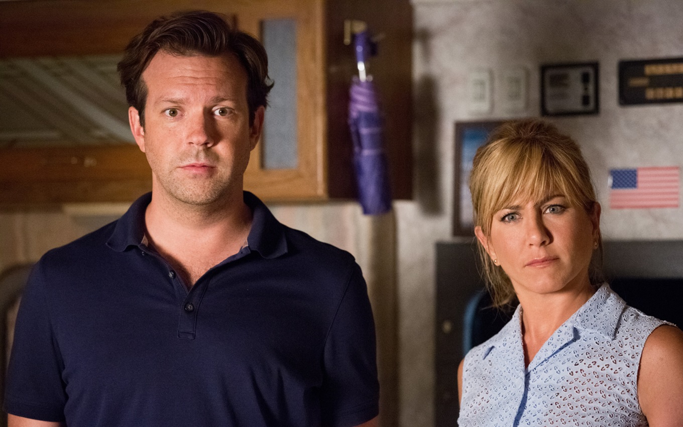 Jason Sudeikis e Jennifer Aniston em cena de Família do Bagulho