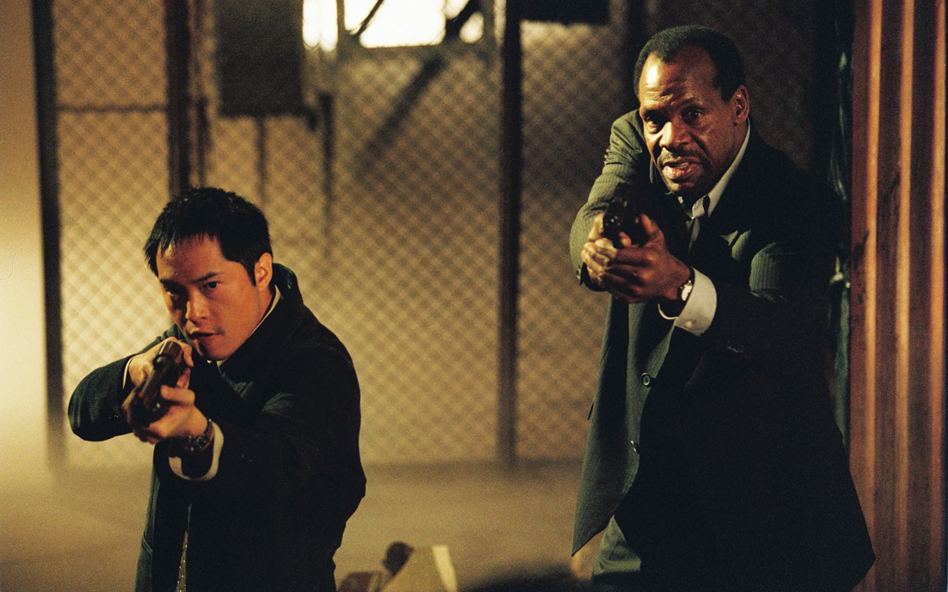 Ken Leung e Danny Glover em cena de Jogos Mortais; um dos melhores filmes de terror na Netflix