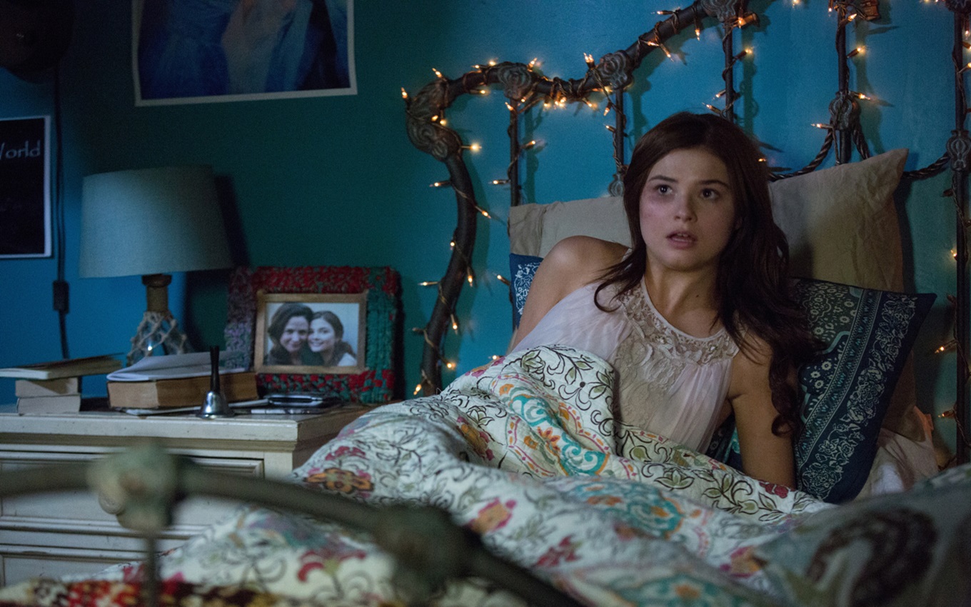 Stefanie Scott em cena de Sobrenatural - A Origem