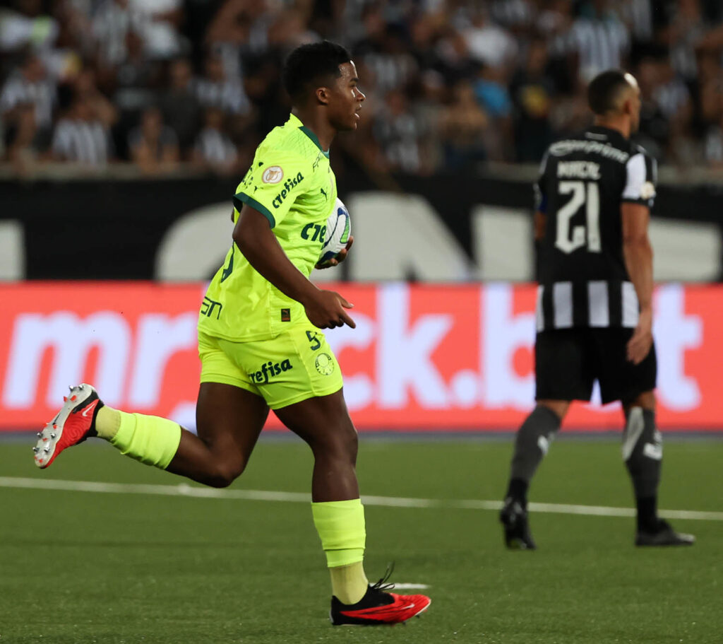 Endrick comemora um dos gols diante do Botafogo no Nilton Santos - Cesar Greco/Palmeiras