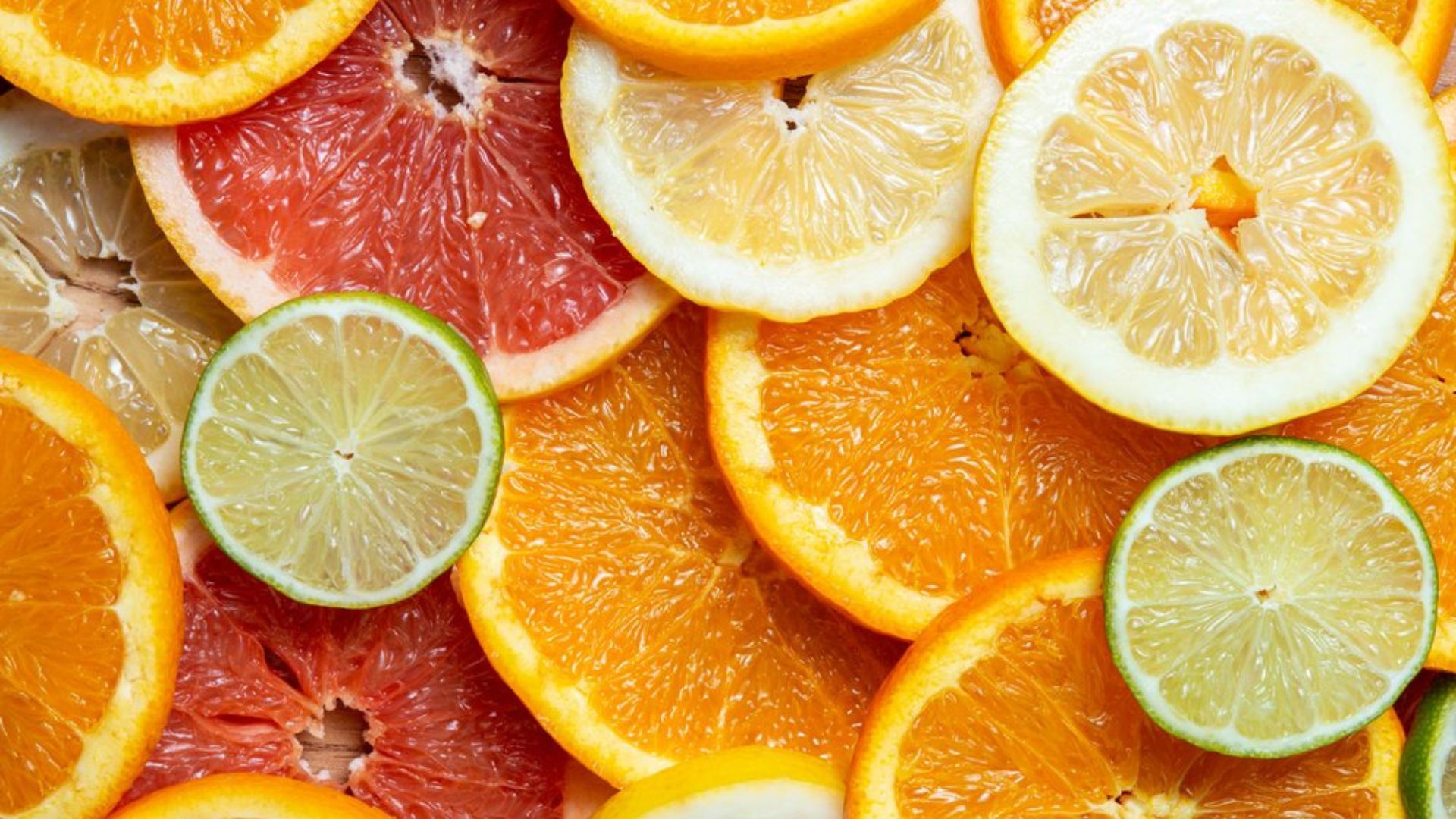 Várias frutas cítricas podem causar manchas se entrarem em contato com a pele e, após isso, a pele for exposta ao sol.