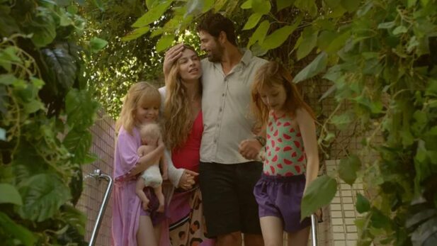 Grazi e Giane protagonizam 'Uma Família Feliz'. (Foto: Reprodução/ Pandora Filmes)