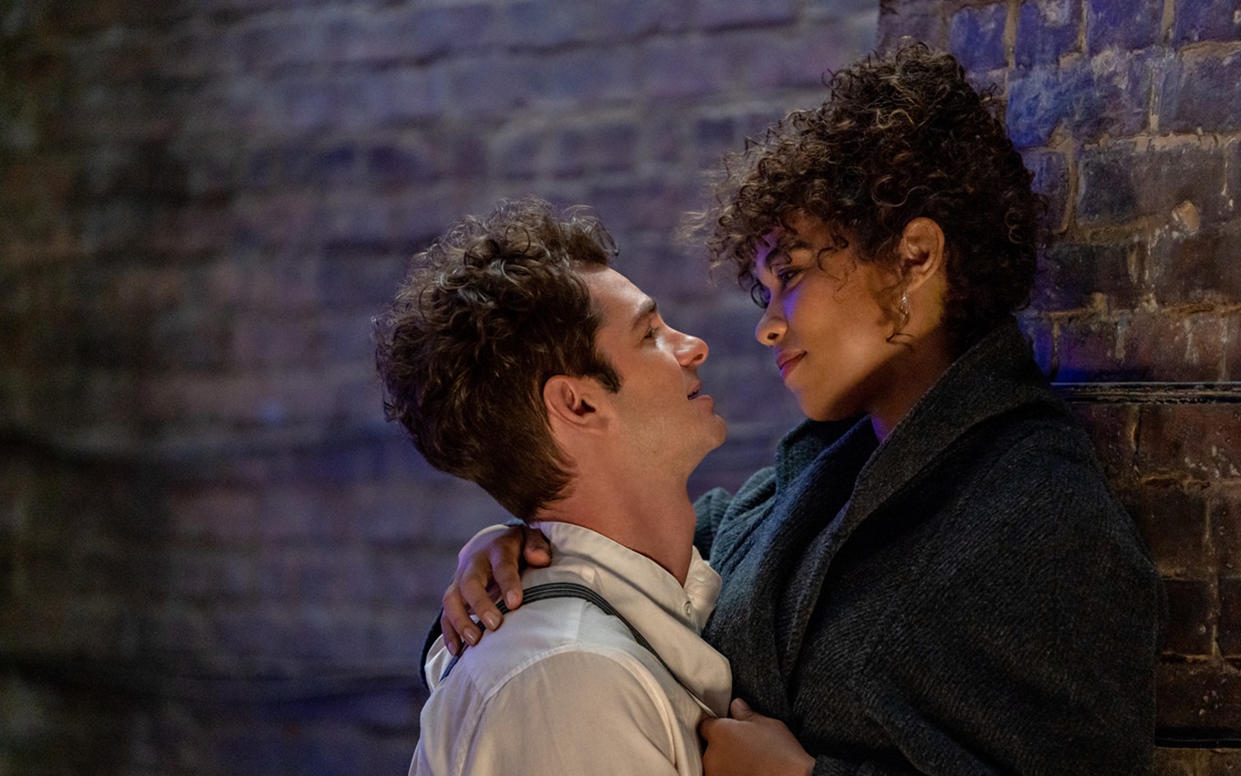 Andrew Garfield e Alexandra Shipp em cena de Tick, Tick... Boom; um dos melhores musicais da Netflix