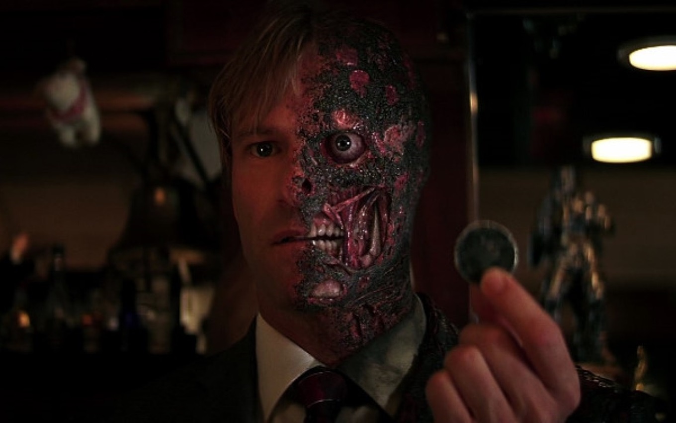 Aaron Eckhart em cena de Batman: Cavaleiro das Trevas