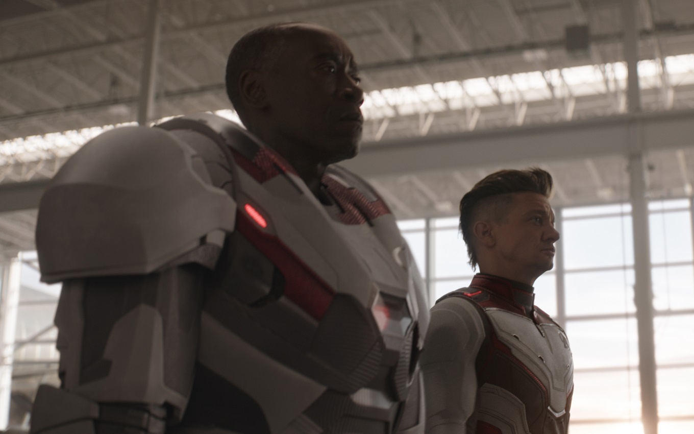 Don Cheadle e Jeremy Renner em cena de Vingadores: Ultimato